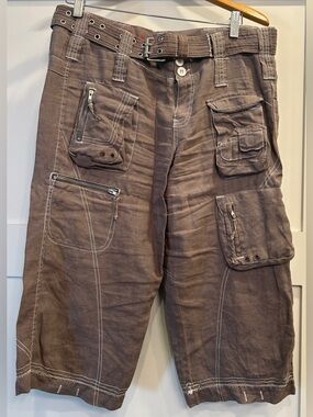 Women’s Cargo capri in gray with Contrast Stitching